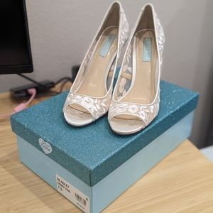 Betsey Johnson 7.5 Ivory Peep Toe Heels